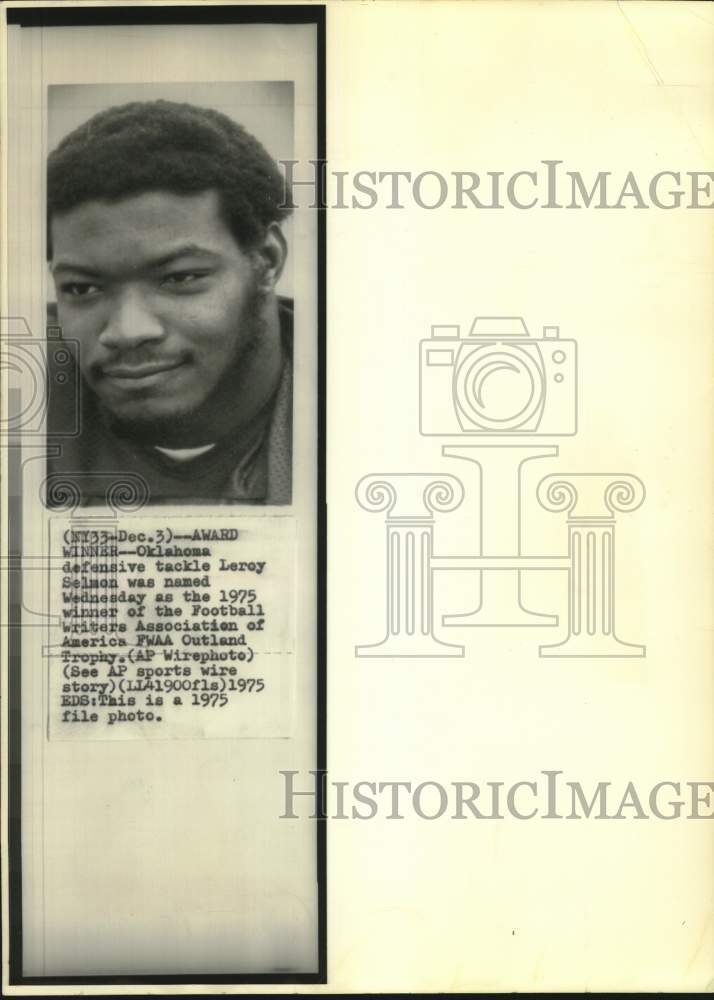 1975 Press Photo Oklahoma tackle Leroy Selmon wins FWAA Outland Trophy.- Historic Images