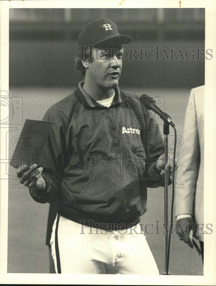 1986 Press Photo Houston Astros pitcher Mike Scott holds check for $5,000.- Historic Images