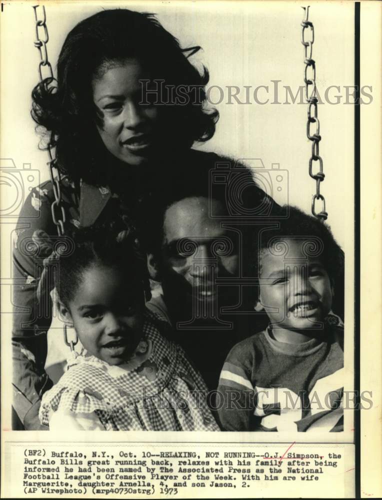 1973 Press Photo Buffalo Bills&#39; O.J. Simpson relaxes with family in New York.- Historic Images