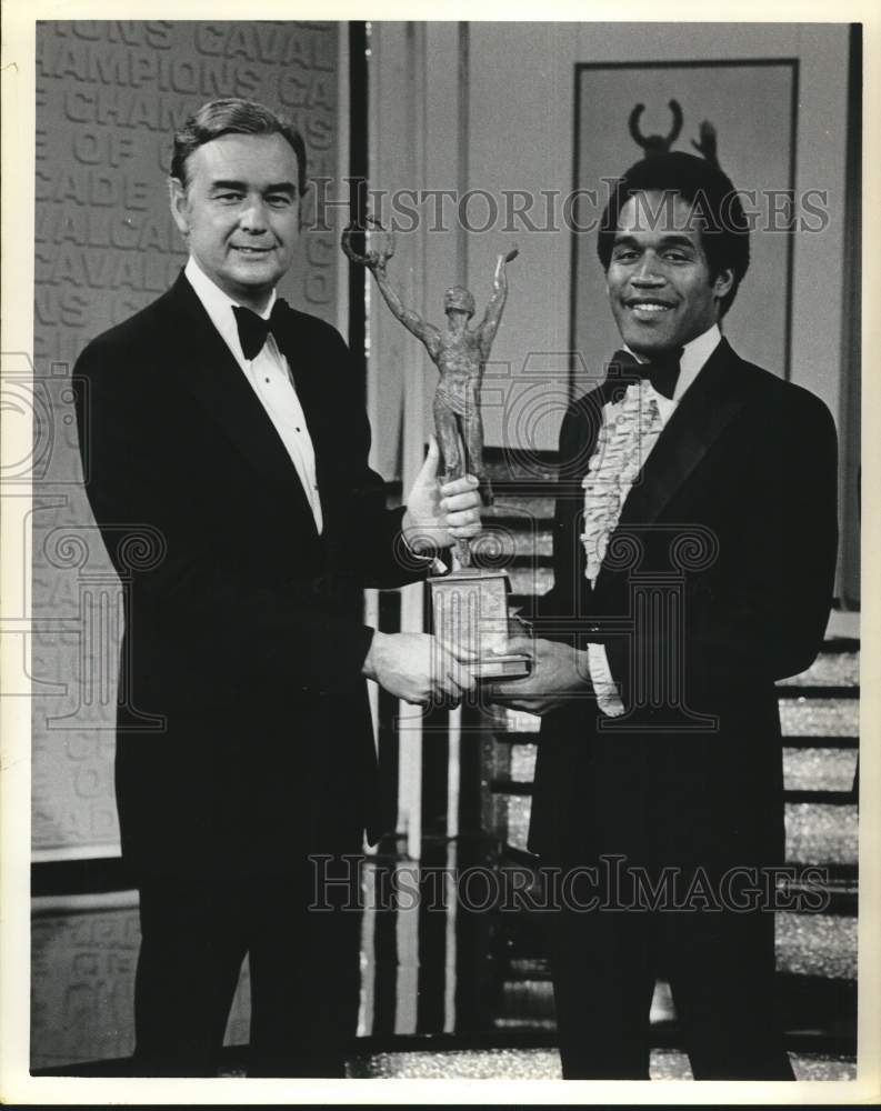 1974 Press Photo O.J. Simpson receives an award. - hps01546- Historic Images