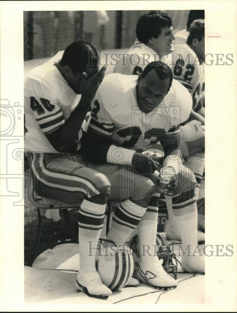 1985 Press Photo Oilers Butch Woolfolk and Mike Rozier sit on sideline bench.- Historic Images