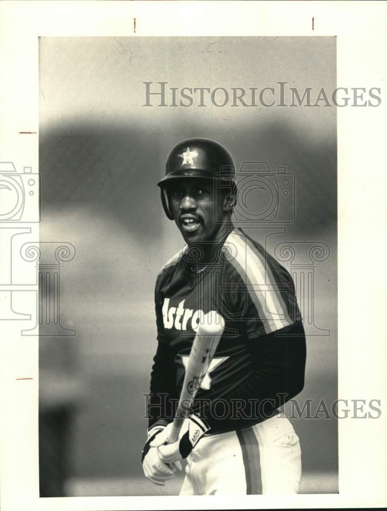 1986 Press Photo Astros baseball player Eric Bullock holds a bat. - hps01606- Historic Images