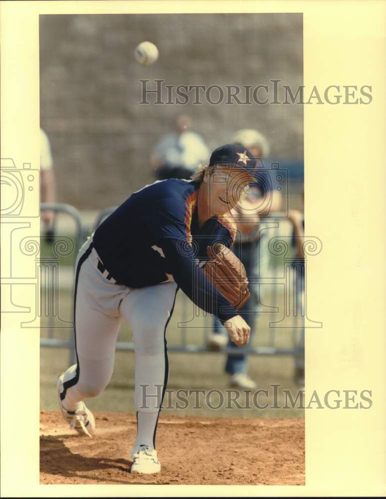 1990 Press Photo Astros&#39; pitcher Mike Scott delivers pitch at spring training.- Historic Images