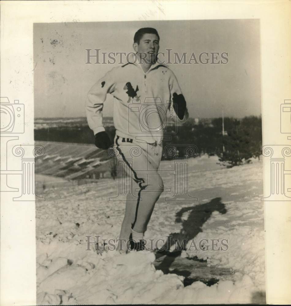 1959 Press Photo Track star Wes Santee trains on snow packed path - hps01708- Historic Images