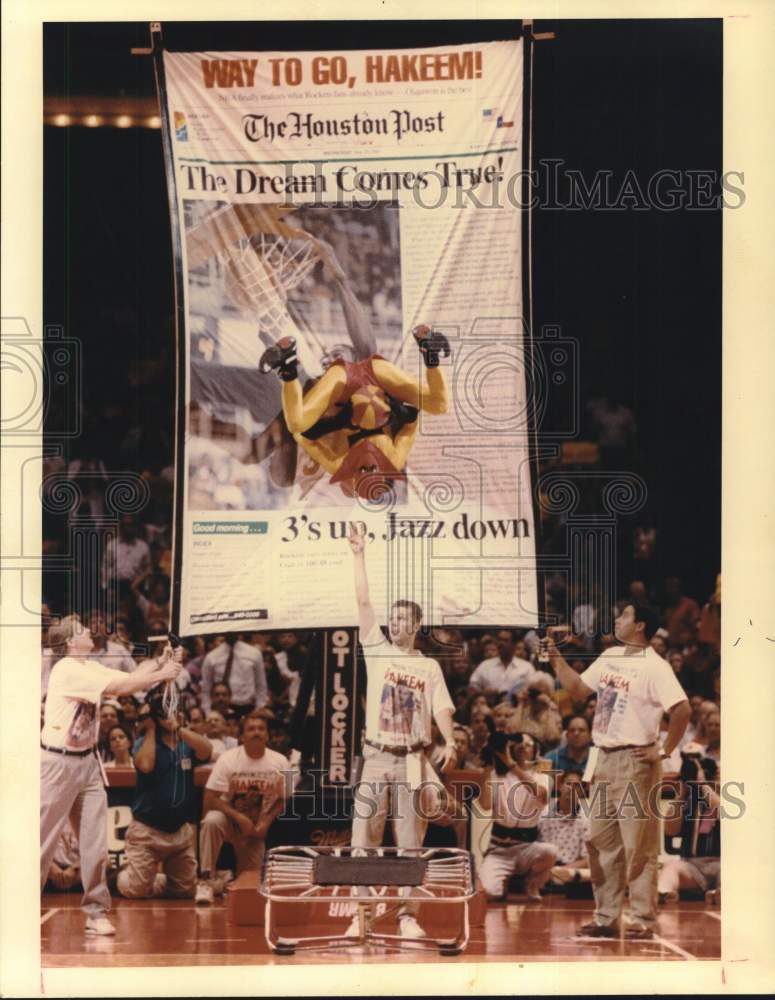 Press Photo Rockets&#39; &quot;Turbo,&quot; Jerry Burrell, jumps through enlarged poster.- Historic Images