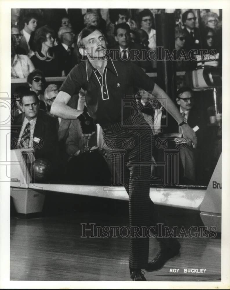 1974 Press Photo Bowler Roy Buckley watches his bowling ball. - hps01771- Historic Images