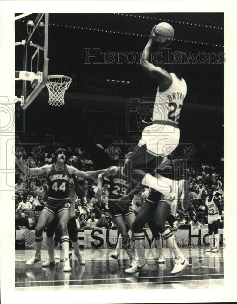 1982 Press Photo Joe Bryant shoots basketball toward the basket. - hps01789- Historic Images