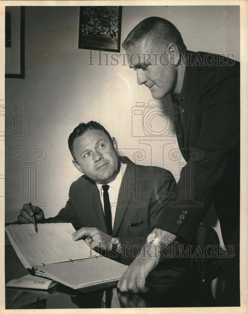 1965 Press Photo Oilers' Walt Schlinkman and Joe Spencer look through playbook.- Historic Images