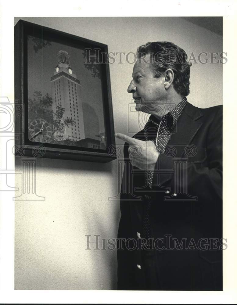 1982 Press Photo Jim Shamblin, former baseball player points to shot of building- Historic Images