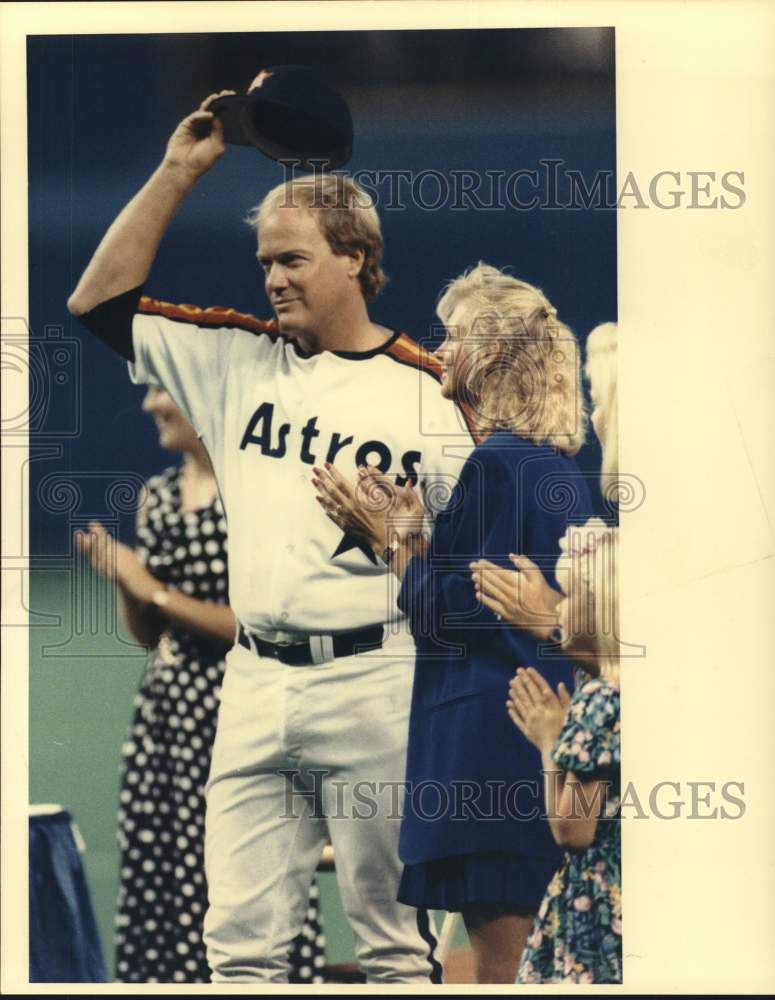 1991 Press Photo Astros&#39; Mike Scott tips hat to Astrodome crowd. - hps01836- Historic Images