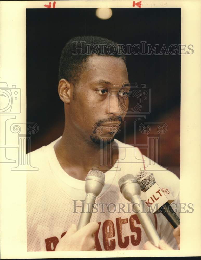 1989 Press Photo Houston Rockets&#39; Walter Berry interviewed. - hps01896- Historic Images