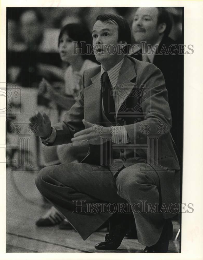 1978 Press Photo Rice University&#39;s Mike Schuler coaches from sidelines.- Historic Images