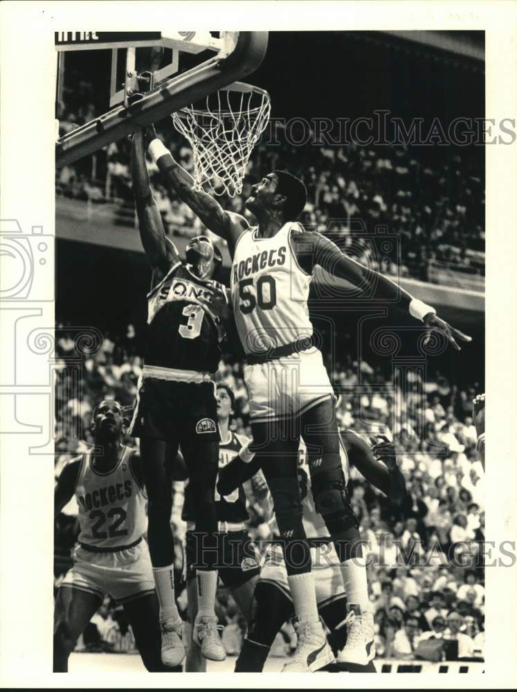 1987 Press Photo Ralph Sampson tries to swat away basketball shot by Dale Ellis.- Historic Images