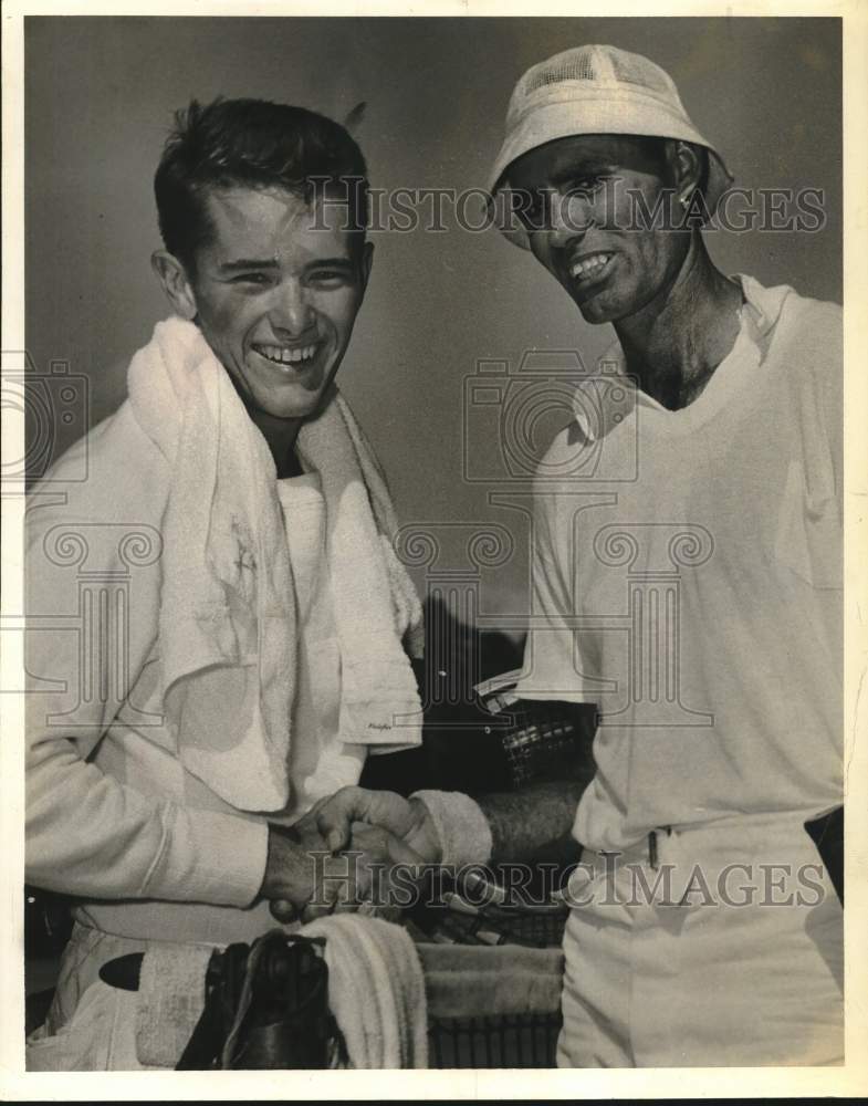 1959 Press Photo Tennis players Courtney Henderson and James Schulze shake hands- Historic Images