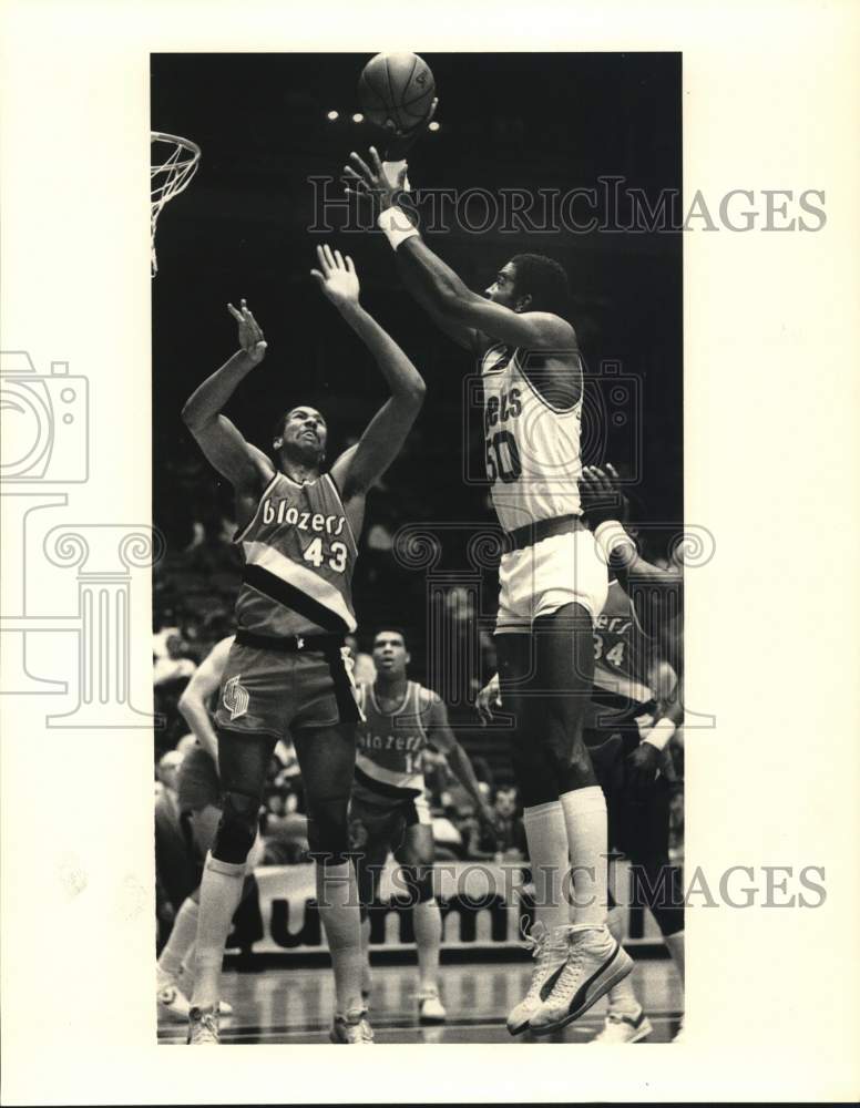 1984 Press Photo Blazers&#39; Ralph Sampson tries to block opponent&#39;s throw- Historic Images