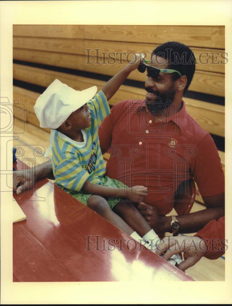 1990 Press Photo Vernon Maxwell, Sr. and Jr. at Rockets practice session.- Historic Images