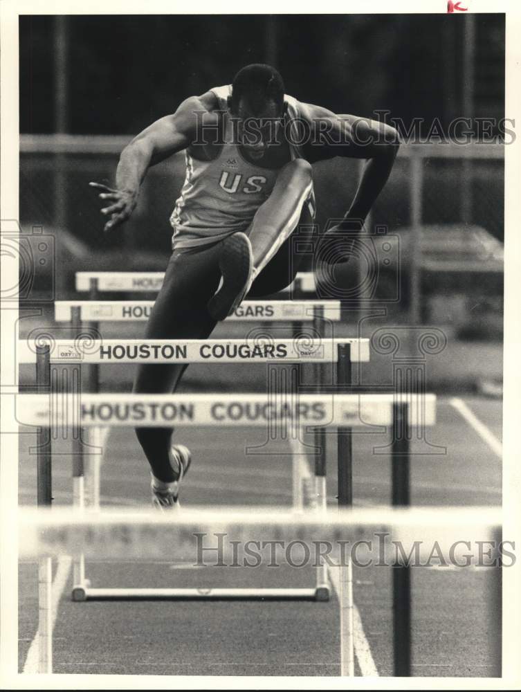 1986 Press Photo Cletus Clark takes practice hurdles at Robertson Stadium.- Historic Images