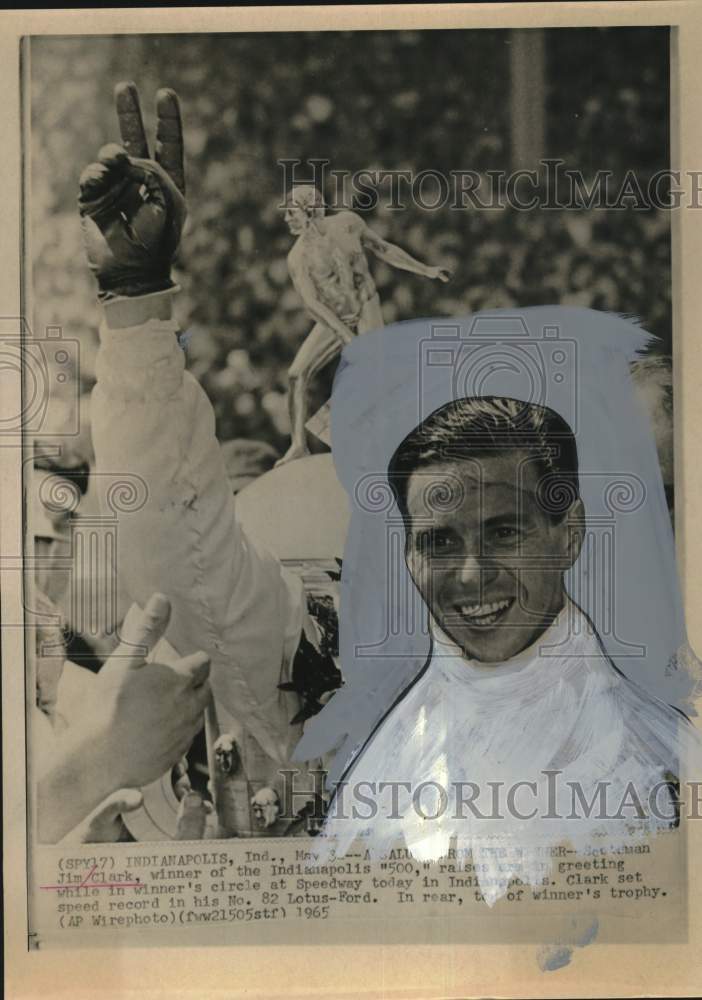 1965 Press Photo Indianapolis &quot;500&quot; winner Jim Clark raises arm in greeting.- Historic Images