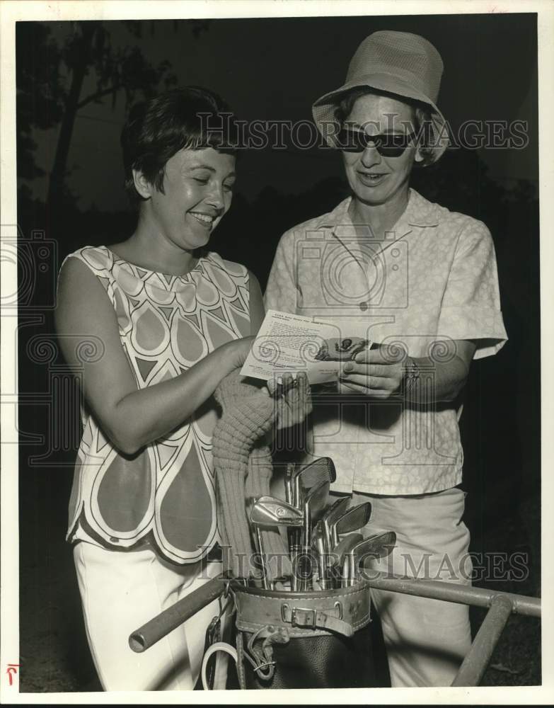 1968 Press Photo Pamela Clausel and Jo Moore check El Dorado Golf Club scorecard- Historic Images