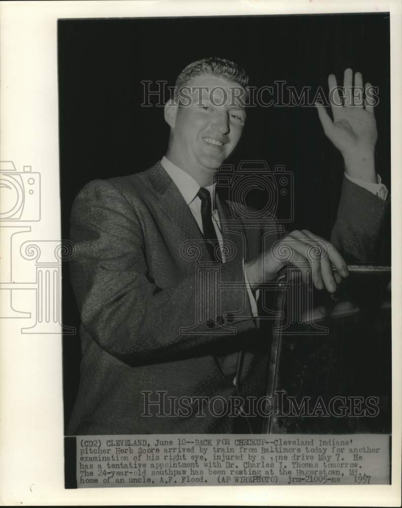 1957 Press Photo Cleveland Indians&#39; Herb Score arrives in Cleveland by train.- Historic Images