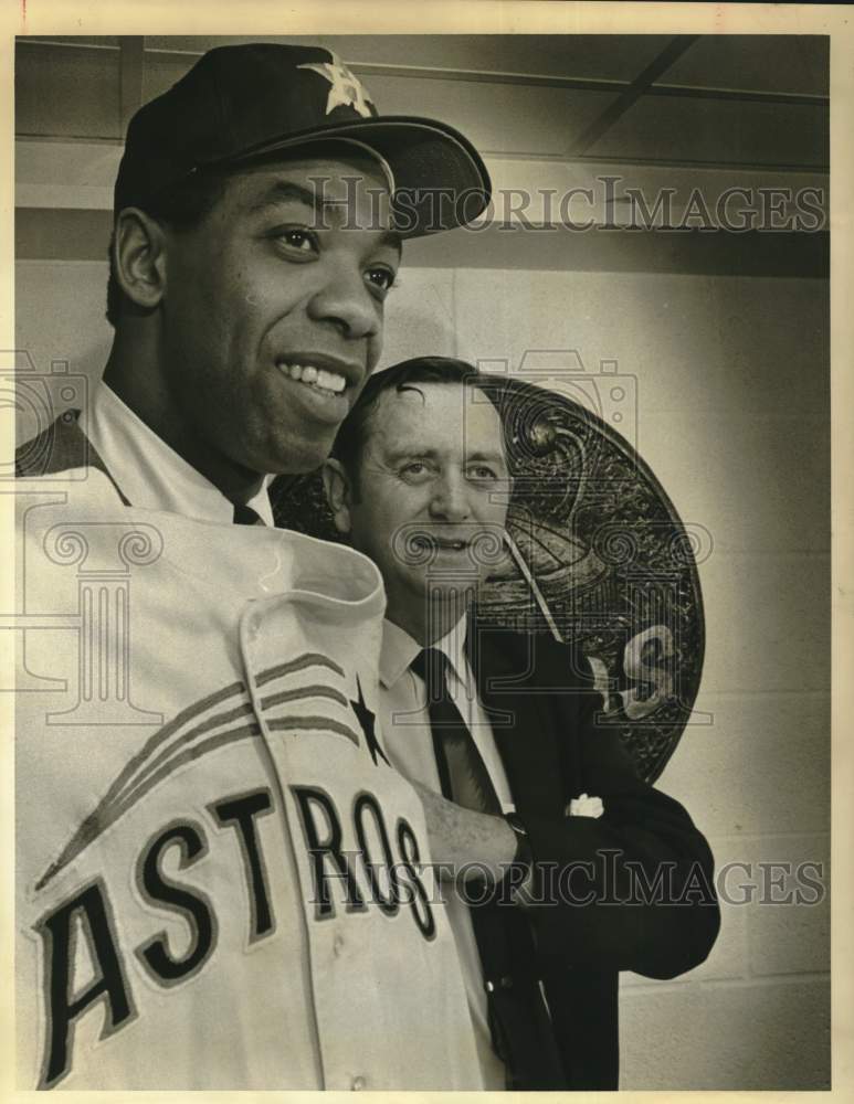 1969 Press Photo Houston Astros&#39; Donn Clendenon welcomed by Spec Richardson- Historic Images