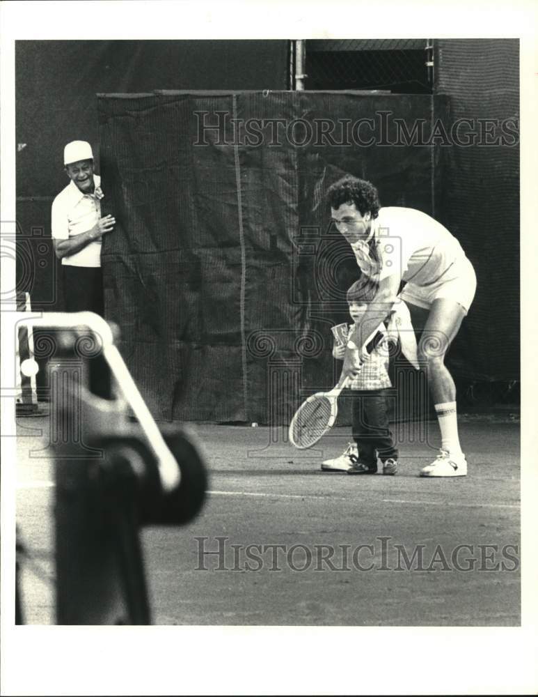 1982 Press Photo Tennis player Jose Luis Clerc gives young boy tennis lesson.- Historic Images