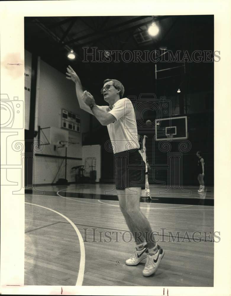 1988 Press Photo Basketball for Clear Creek High School Buddy Carlisle.- Historic Images