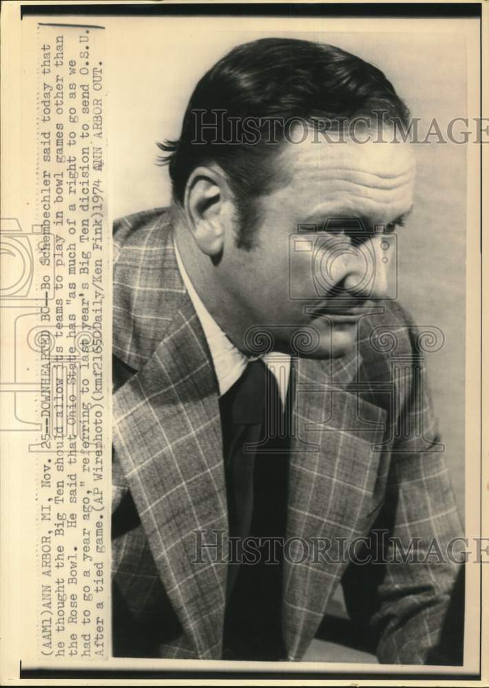 1974 Press Photo American football player and Bo Schembechler in Ann Arbor- Historic Images