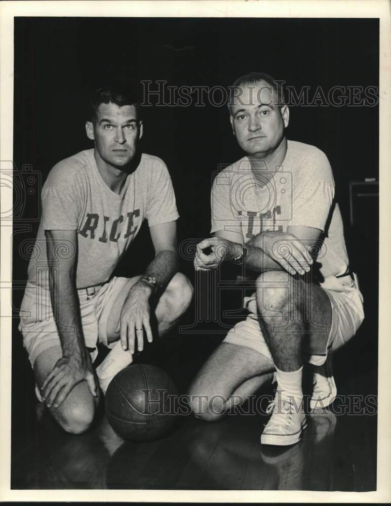 1966 Press Photo Rice University&#39;s George Carlisle poses with Rice official.- Historic Images