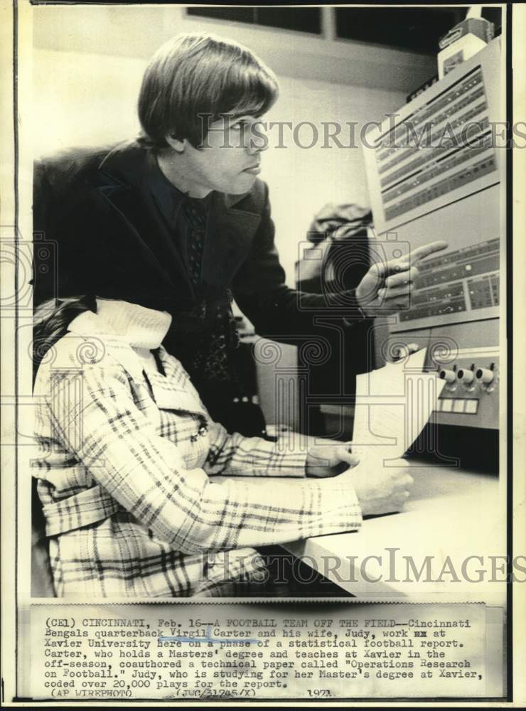 1971 Press Photo Football&#39;s Virgin Carter and wife work at Xavier University.- Historic Images