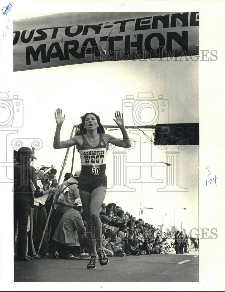 1981 Press Photo Marathon runner Patti Lyons Catalano exults after victory.- Historic Images