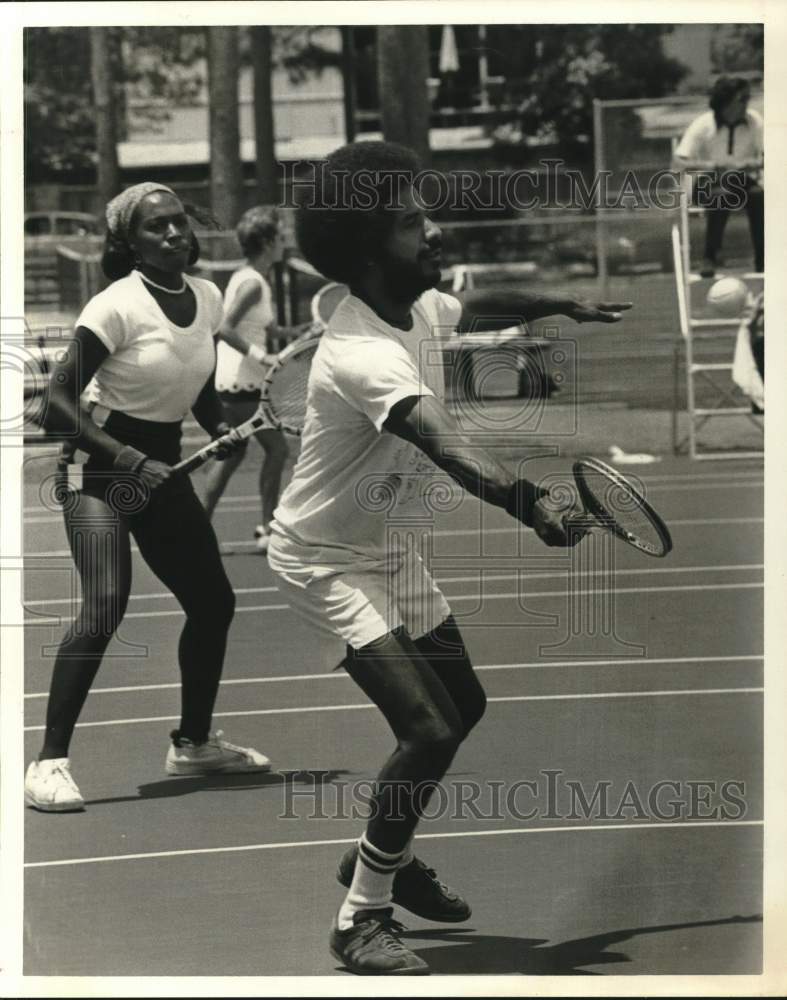 1976 Press Photo Terry Charlton (right) and Middleton play tennis match.- Historic Images