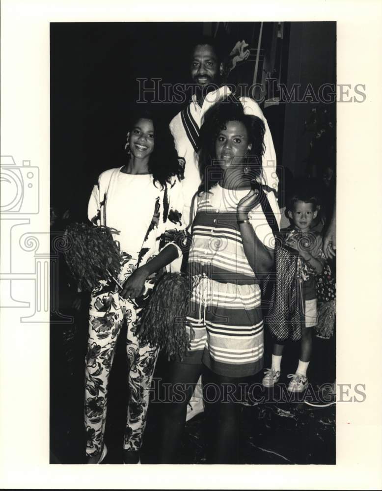 1990 Press Photo Rockets&#39; Don Chaney poses with daughters Kara and Donna.- Historic Images