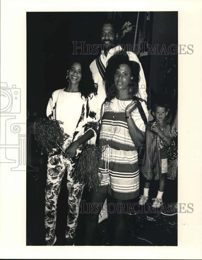 1990 Press Photo Rockets' Don Chaney poses with daughters Kara and Donna.- Historic Images