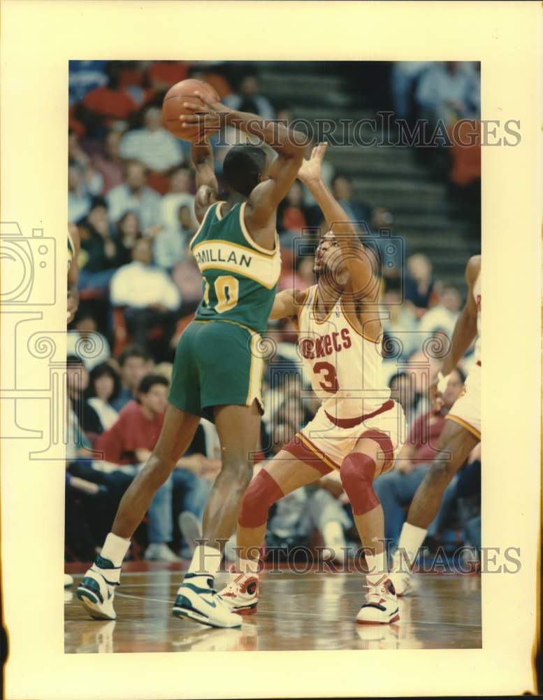 1989 Press Photo Rockets' Derrick Chievous guards Sonics' Nate McMillan.- Historic Images