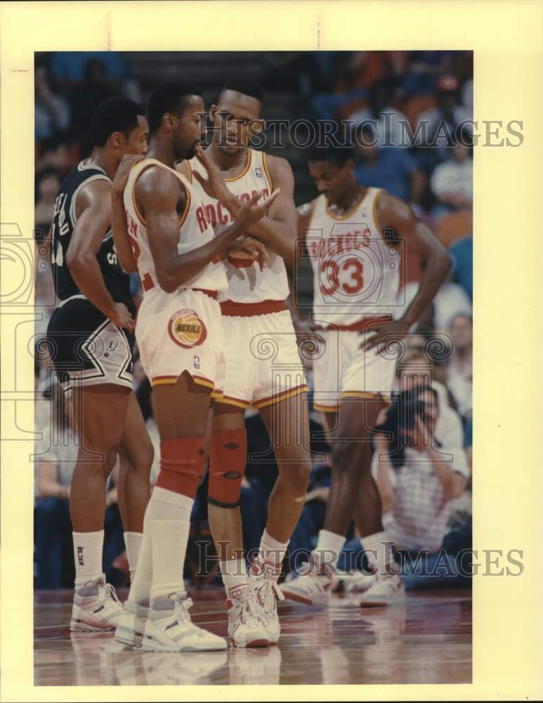 1988 Press Photo Rockets Derrick Chievous and Mike Woodson check game injury.- Historic Images