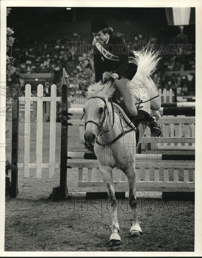 1979 Press Photo Donald Cheska jumps horse at Pin Oak Charity Horse Show.- Historic Images