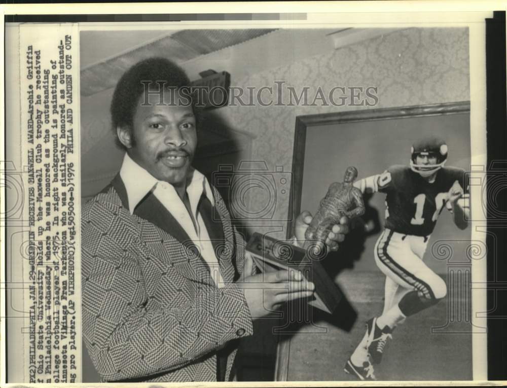 1976 Press Photo Archie Griffin holds Maxwell Club trophy in Philadelphia.- Historic Images