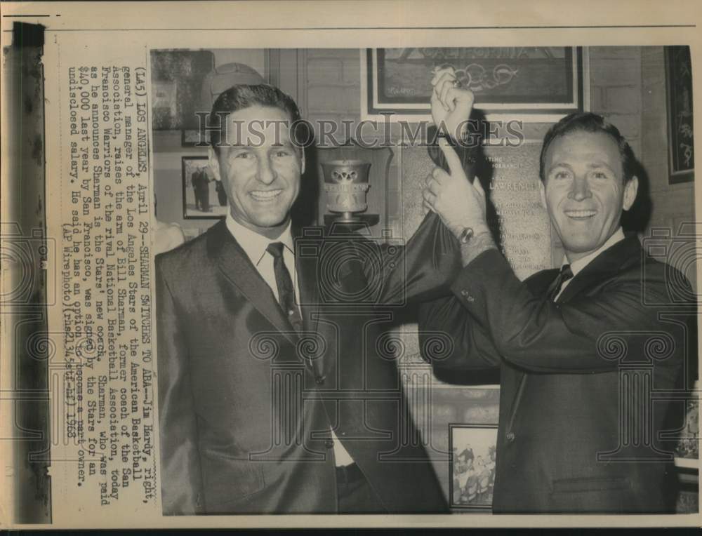 1968 Press Photo Jim Hardy raises arm of Stars&#39; new coach Bill Sharman in CA.- Historic Images