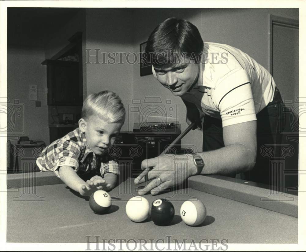 1981 Press Photo Former Houston Oilers Greg Sampson and son Erik play pool.- Historic Images