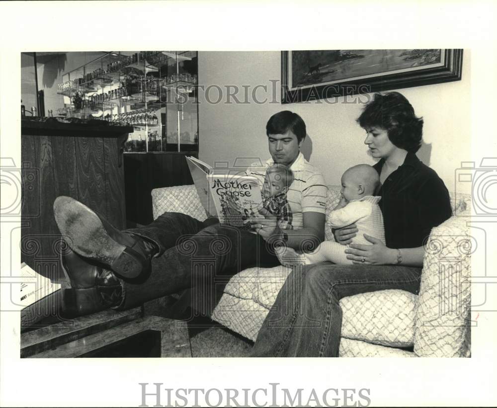 1981 Press Photo Former Oilers Greg Sampson and family during family story time.- Historic Images