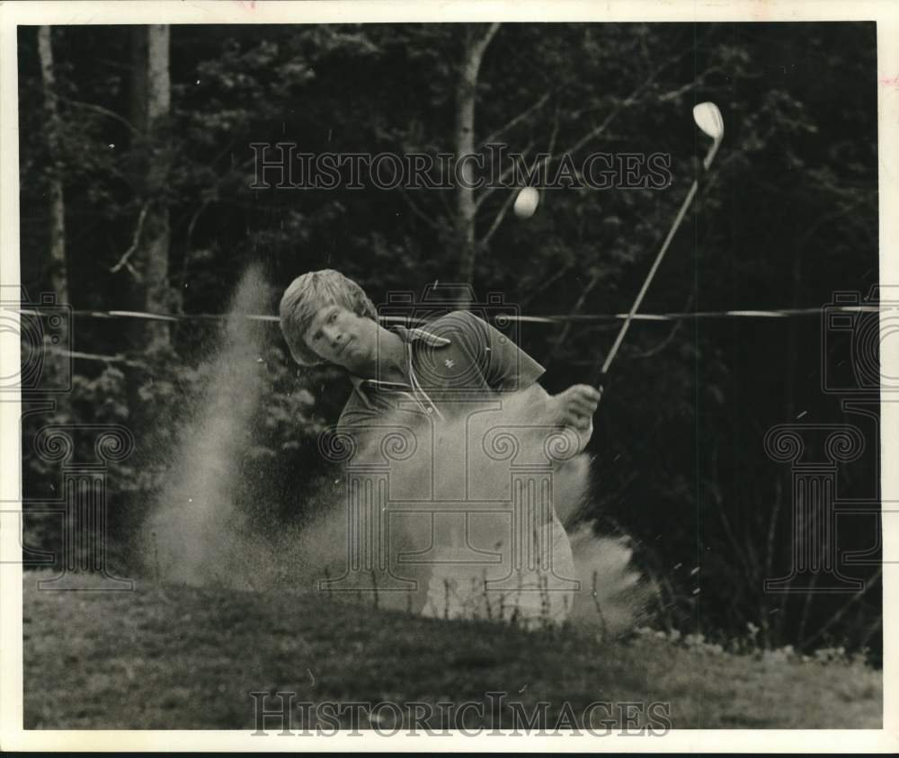 1974 Press Photo Golfer Brian Shanks shoots out of trap. - hps02738- Historic Images