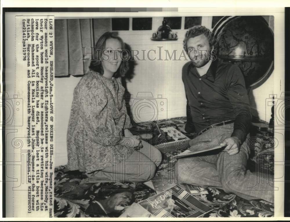 1976 Press Photo Boxer Joe Bugner and wife relax at their Wyton, England home.- Historic Images