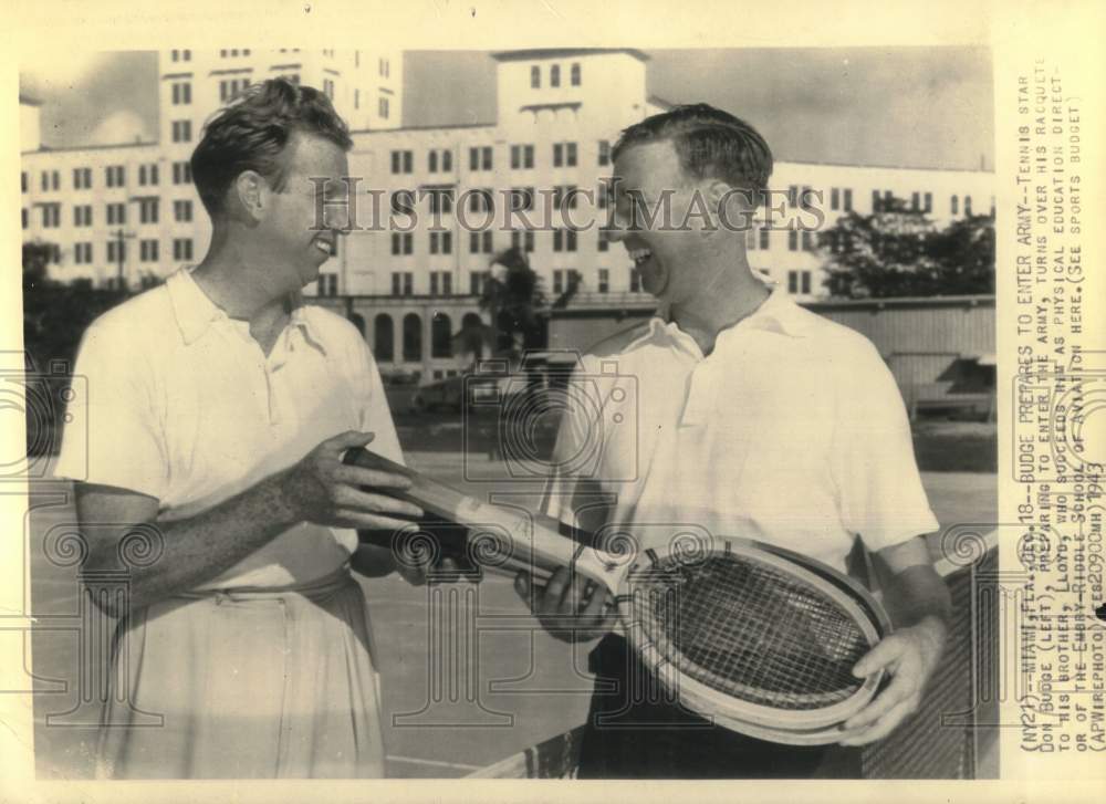 1943 Press Photo Don Budge gives racquets to brother Lloyd at Embry-Riddle in FL- Historic Images