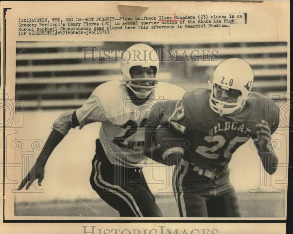 1971 Press Photo Glenn Saunders (23) closes in on Henry Flores in Austin, Texas.- Historic Images