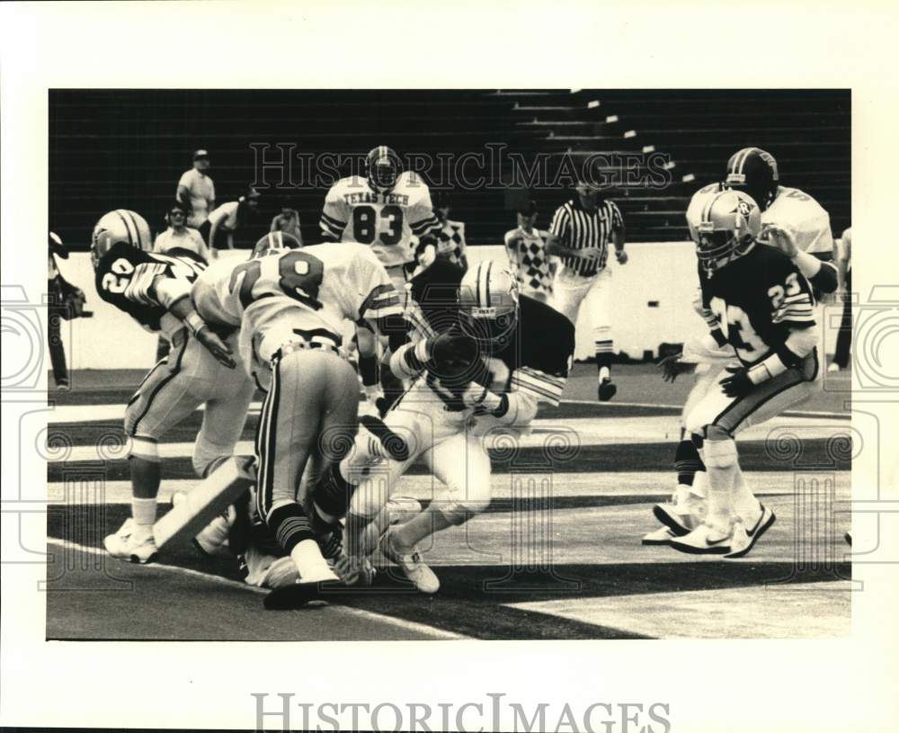 1984 Press Photo Rice&#39;s Tony Burnett catches pass for touchdown at Rice Stadium.- Historic Images