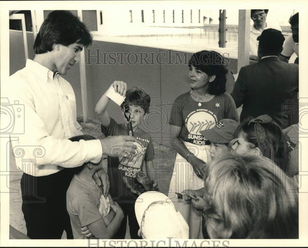 1985 Press Photo Joe Sambito meets with Sunshine Kids and director Rhoda Tomasco- Historic Images