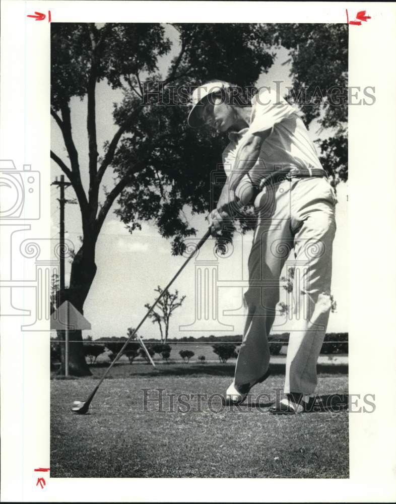 1981 Press Photo Golfer Mike Miles Warms Up on Practice Tee - hps06046- Historic Images