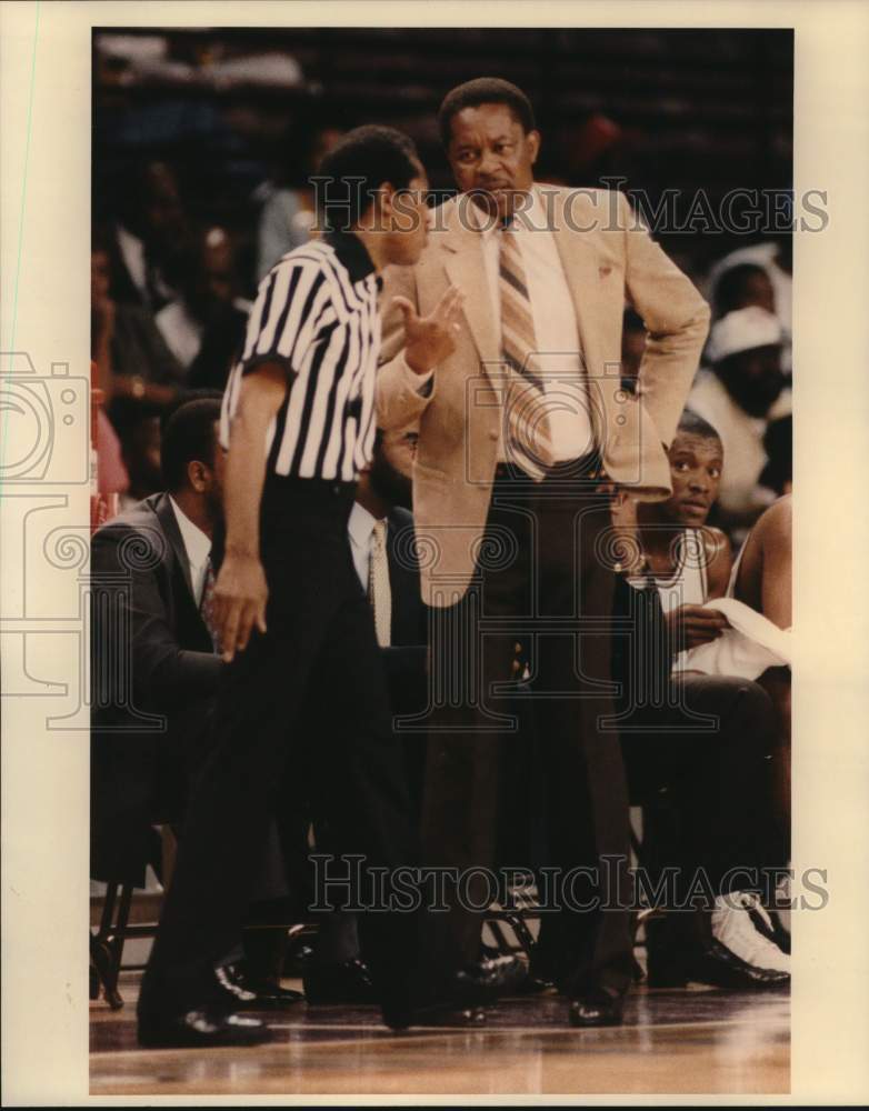 1990 Press Photo TSU Robert Moreland and basketball official confer.- Historic Images