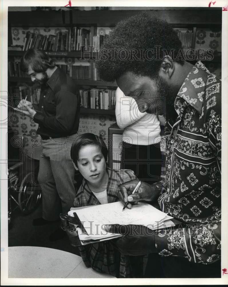 1974 Press Photo Larry Rodriguez gets Autograph from Houston Oilers&#39; Zeke Moore- Historic Images